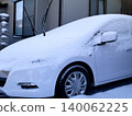 今天早上醒來時，我的車上已經積滿了雪。 140062225