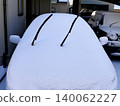 今天早上醒來時，我的車上已經積滿了雪。 140062227