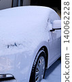 今天早上醒來時，我的車上已經積滿了雪。 140062228