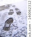 在雪地上的腳印 140062312