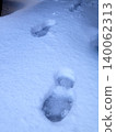 在雪地上的腳印 140062313