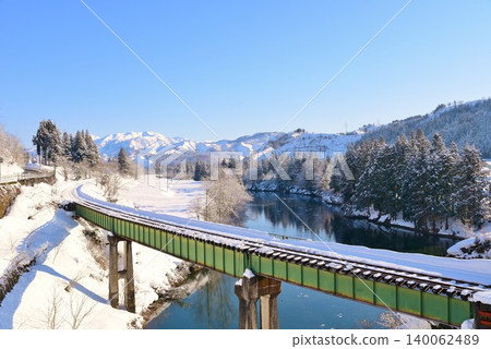 冬季,沿著羽賀川運行的單軌只見線的景色以及須門山的雪景。 冬季,沿著羽賀川運行的單軌只見線的景色以及須門山的雪景。 140062489