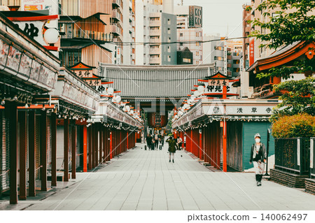 Senso-ji Temple, Nakamise shopping street and Kaminarimon Gate, morning view Senso-ji Temple, Nakamise shopping street and Kaminarimon Gate, morning view 140062497