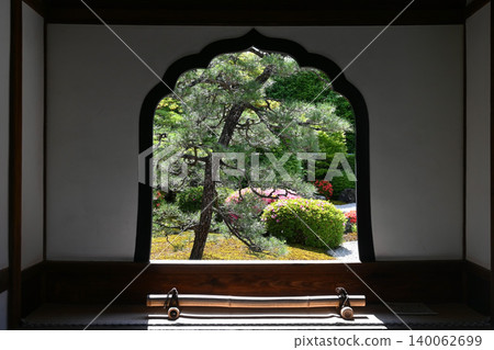 The arched window in the front garden of the Hojo (abbot's quarters) at Korin-in Temple, Daitoku-ji Temple, Kyoto City. The arched window in the front garden of the Hojo (abbot's quarters) at Korin-in Temple, Daitoku-ji Temple, Kyoto City. 140062699