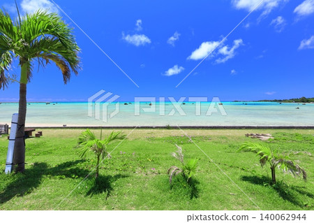 [Okinawa Prefecture] Sawada Beach on Irabu Island (Miyako Island) under a clear blue sky 140062944