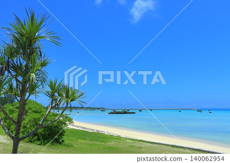 [Okinawa Prefecture] Sawada Beach on Irabu Island (Miyako Island) under a clear blue sky 140062954