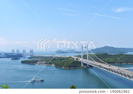 一艘船通過瀨戶大橋 140062962