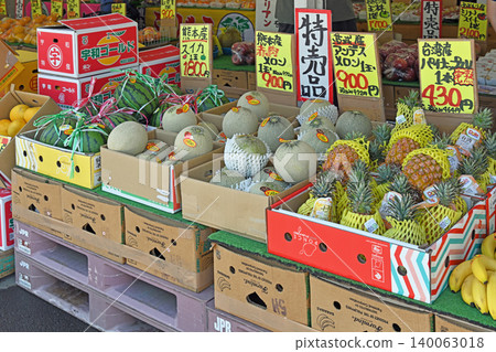 熱鬧的農產品市場:長野縣野邊山高原出售的新鮮夏季水果。 熱鬧的農產品市場:長野縣野邊山高原出售的新鮮夏季水果。 140063018