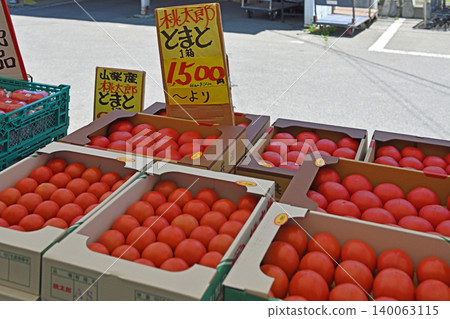 盒裝番茄：在長野縣野邊山高原的直銷店販售的新鮮夏季蔬菜。 140063115