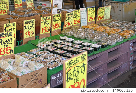 來自信州的鮮蘑菇:長野縣野邊山高原農夫市集出售的秋季美味。 來自信州的鮮蘑菇:長野縣野邊山高原農夫市集出售的秋季美味。 140063136