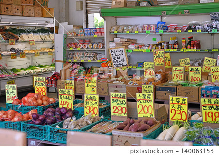 長野縣野邊山高原的農產品市場出售各種各樣的當地蔬菜和食材。 140063153