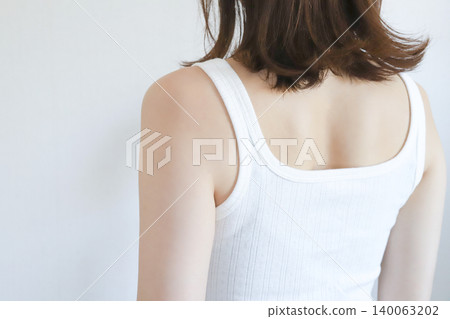 A woman's back, rear view A woman's back, rear view 140063202