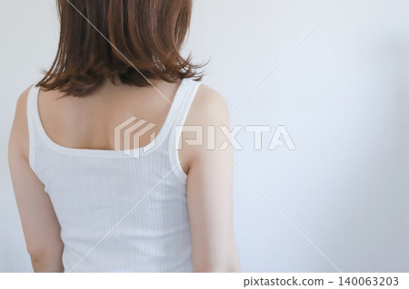 A woman's back, rear view A woman's back, rear view 140063203