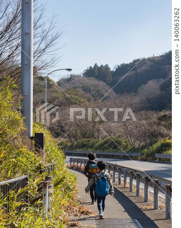 父母和孩子在春天公園裡散步 父母和孩子在春天公園裡散步 140063262