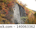 Rock stained in autumn leaves 140063362