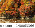 A mountain that turned red leaves 140063366