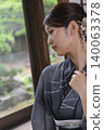 A young woman in a yukata 140063378