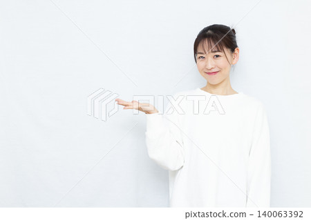 A woman giving an introduction 140063392