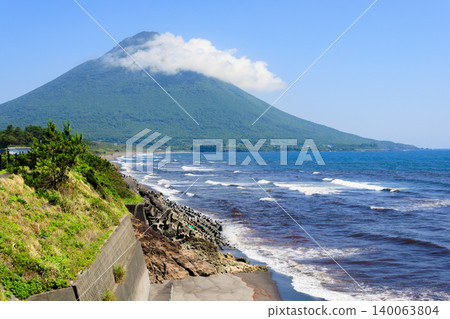 從鹿兒島縣南九州市眺望青平海岸和海門山的全景 從鹿兒島縣南九州市眺望青平海岸和海門山的全景 140063804