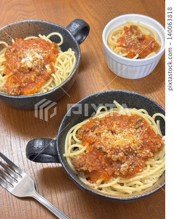 Spaghetti with meat sauce served on a plate 140063818