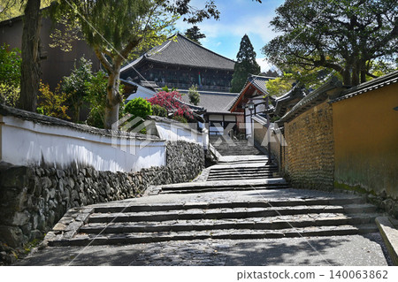 Springtime World Heritage Site: Todai-ji Temple's Nigatsu-do Hall, back approach 140063862