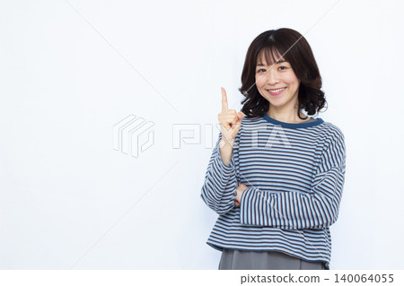 指著手指的女人 指著手指的女人 140064055