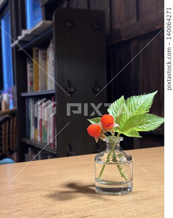 Wild strawberries in a vase 140064271