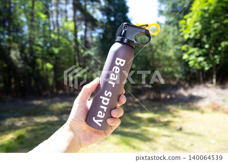 防熊噴霧(拿著防熊噴霧的人的手) 防熊噴霧(拿著防熊噴霧的人的手) 140064539