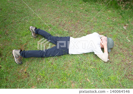 Japanese man takes a "defensive stance" to protect himself from a bear attack. 140064546