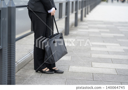 A Japanese woman in her 20s working in the city 140064745