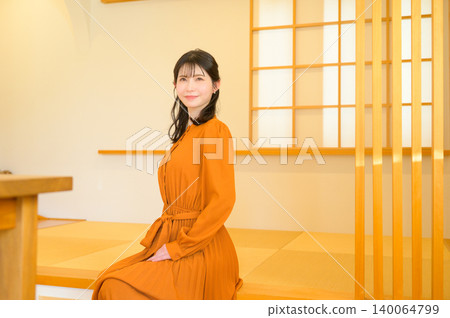 Japanese woman sitting in a Japanese-style room 140064799