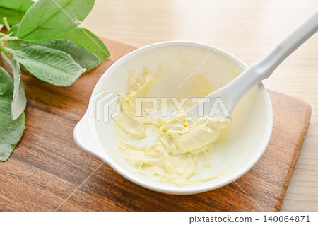 Soften the chrome cheese by kneading it. Soften the chrome cheese by kneading it. 140064871