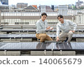 電氣工程師正在檢查太陽能發電設備 140065679
