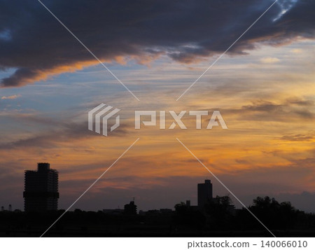 The western sky is painted in the colors of the setting sun. The western sky is painted in the colors of the setting sun. 140066010