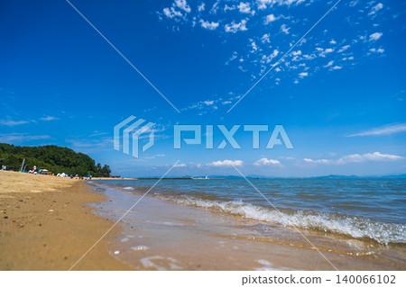 平靜的海浪在湛藍天空的襯托下顯得格外醒目。 平靜的海浪在湛藍天空的襯托下顯得格外醒目。 140066102