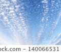 鱗狀雲在藍天上蔓延 140066531