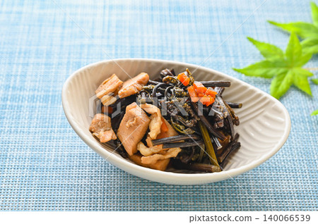 紅燒蕨菜和雞胸肉 紅燒蕨菜和雞胸肉 140066539