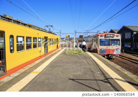 桑吉鐵路的801系列和751系列列車在埡埡站排成一列。 140068584