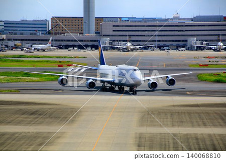 翅膀來自歐洲…大型客機「B747」著陸後在地面上移動 翅膀來自歐洲…大型客機「B747」著陸後在地面上移動 140068810