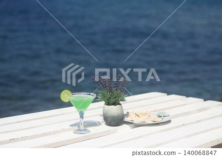 Summer cocktail on the background of the sea. Summer vacation, relaxation, summer party. Summer cocktail on the background of the sea. Summer vacation, relaxation, summer party. 140068847