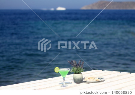 Summer cocktail on the background of the sea. Summer vacation, relaxation, summer party. Summer cocktail on the background of the sea. Summer vacation, relaxation, summer party. 140068850