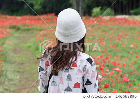一名女子漫步在群馬縣高山村的罌粟花田。 一名女子漫步在群馬縣高山村的罌粟花田。 140068896