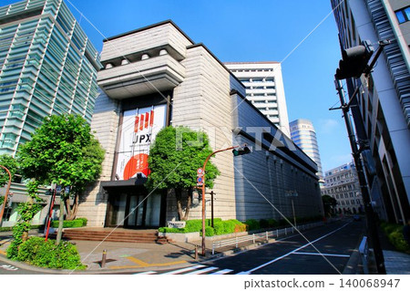 A representative scene of Nihonbashi Kabutocho... [Tokyo Stock Exchange Building Main Building/TSE Arrows] 140068947