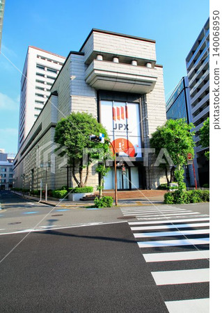 日本橋兜町的代表性景象…[東京證券交易所大樓本樓/TSE Arrows] 140068950