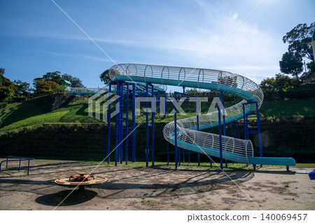 三重縣龜山市龜山公園和龜山公園萬博廣場的滾軸滑梯和遊樂設施圖片。 三重縣龜山市龜山公園和龜山公園萬博廣場的滾軸滑梯和遊樂設施圖片。 140069457