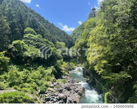 Summer streams and mountain ranges in Okutama's Hatonosu Valley 140069986