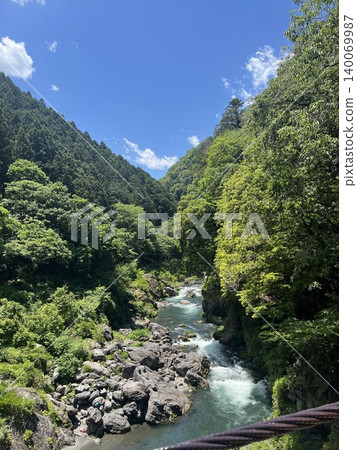 羽之洲峽谷的夏天:藍天與湍急水流交相輝映,景色壯麗 羽之洲峽谷的夏天:藍天與湍急水流交相輝映,景色壯麗 140069987