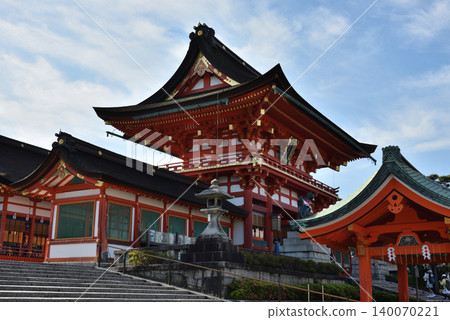 Fushimi Inari Taisha Shrine, Tower Gate, viewed from the side (Fushimi Ward, Kyoto City) Fushimi Inari Taisha Shrine, Tower Gate, viewed from the side (Fushimi Ward, Kyoto City) 140070221