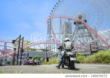 一名男性騎士將車停在橫濱一家遊樂園前。 140070572