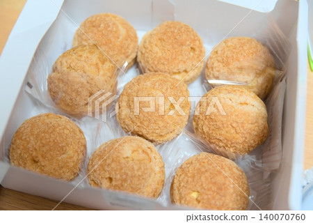 A photo of boxed cream puffs, a Western-style confection that's easy to use as a gift or treat. 140070760